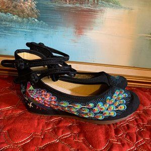 Peacock, ankle strap, asian style shoes Very beautiful 8.5